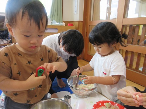 パン粉遊び
